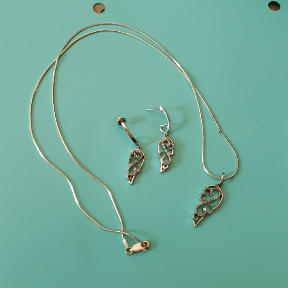 Women's necklace and earrings set